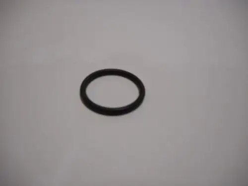 Schwarzer O-Ring auf hellem Hintergrund, als Teil eines Remeha-Produkts verwendet. Der O-Ring hat eine gleichmäßige Form und ist für Dichtungsanwendungen konzipiert.